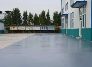大庆彩色路面喷涂翻新的材料对冬季